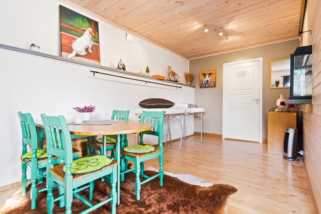 Bygget er oppsatt med støpt plate på mark, og du har yttervegger er i tre og er utvendig kledd med stående trekledning Galleribilde