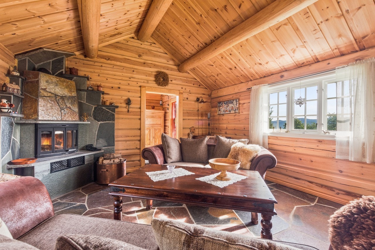 Hytta er håndlaftet og er virkelig solid gjennomført. Flott utsikt utover dalen fra vinduet Galleribilde