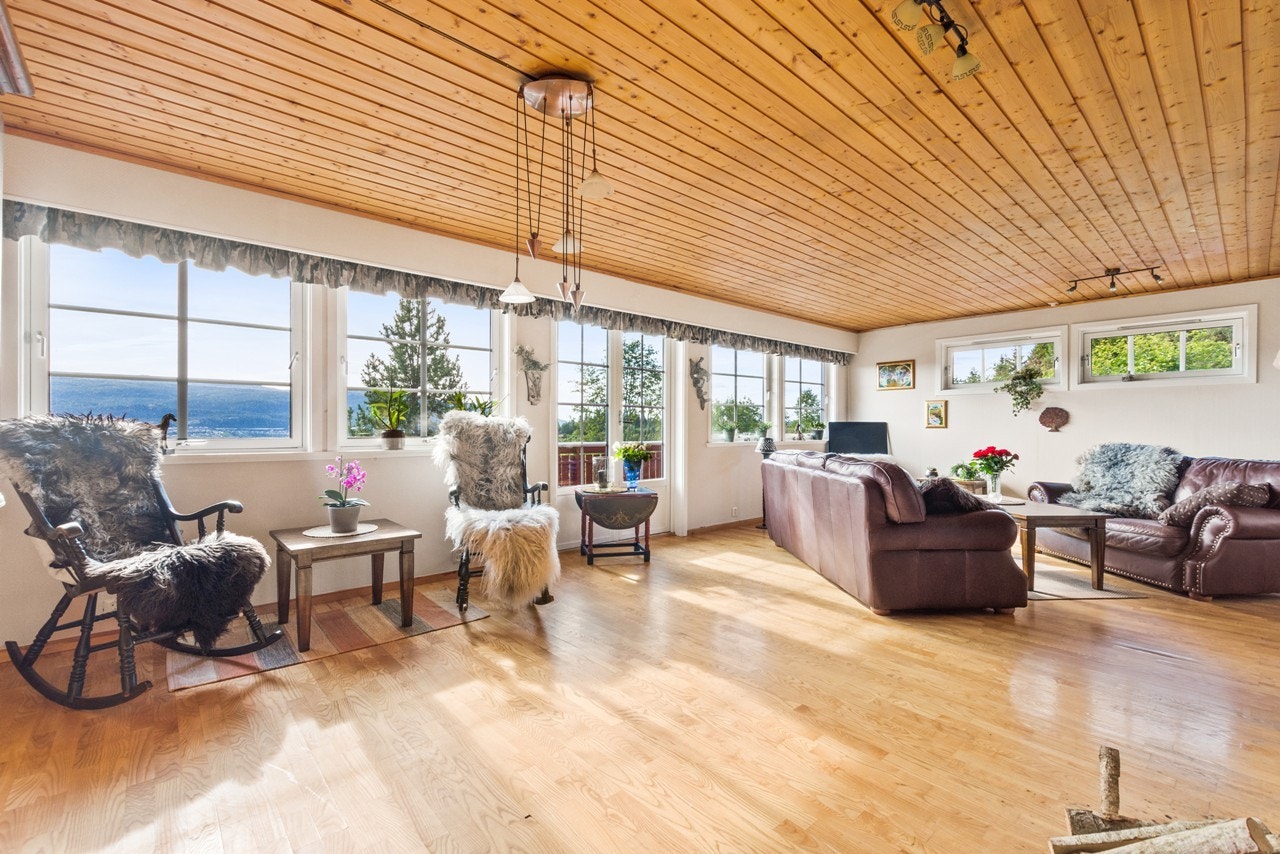 Fra stuen har du en flott utsikt og godt med lysinnslipp. Galleribilde