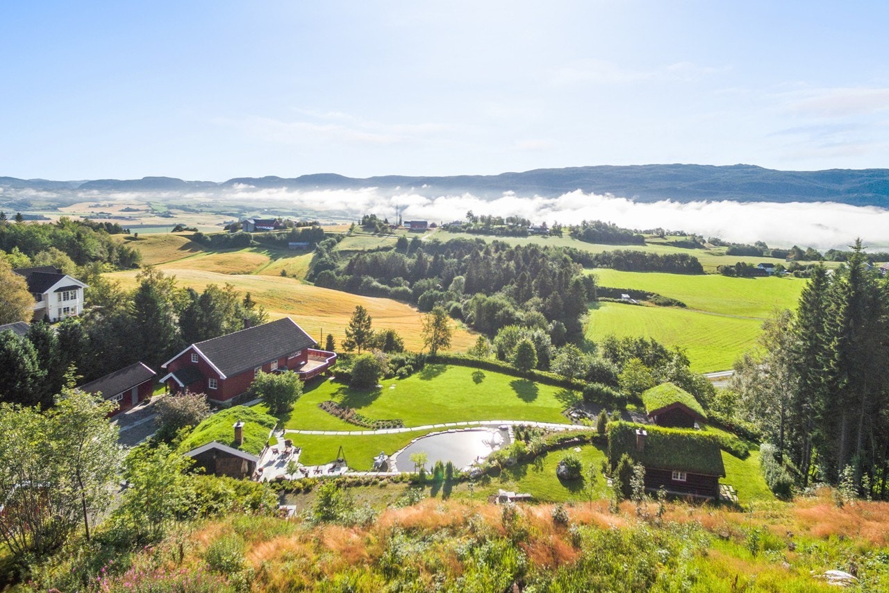 Den solrike og lune tomta er meget gjennomført ned til minste detalj. Store grøntarealer er plantet på riktig måte, for å skape en best mulig helhet av eiendommen. Galleribilde
