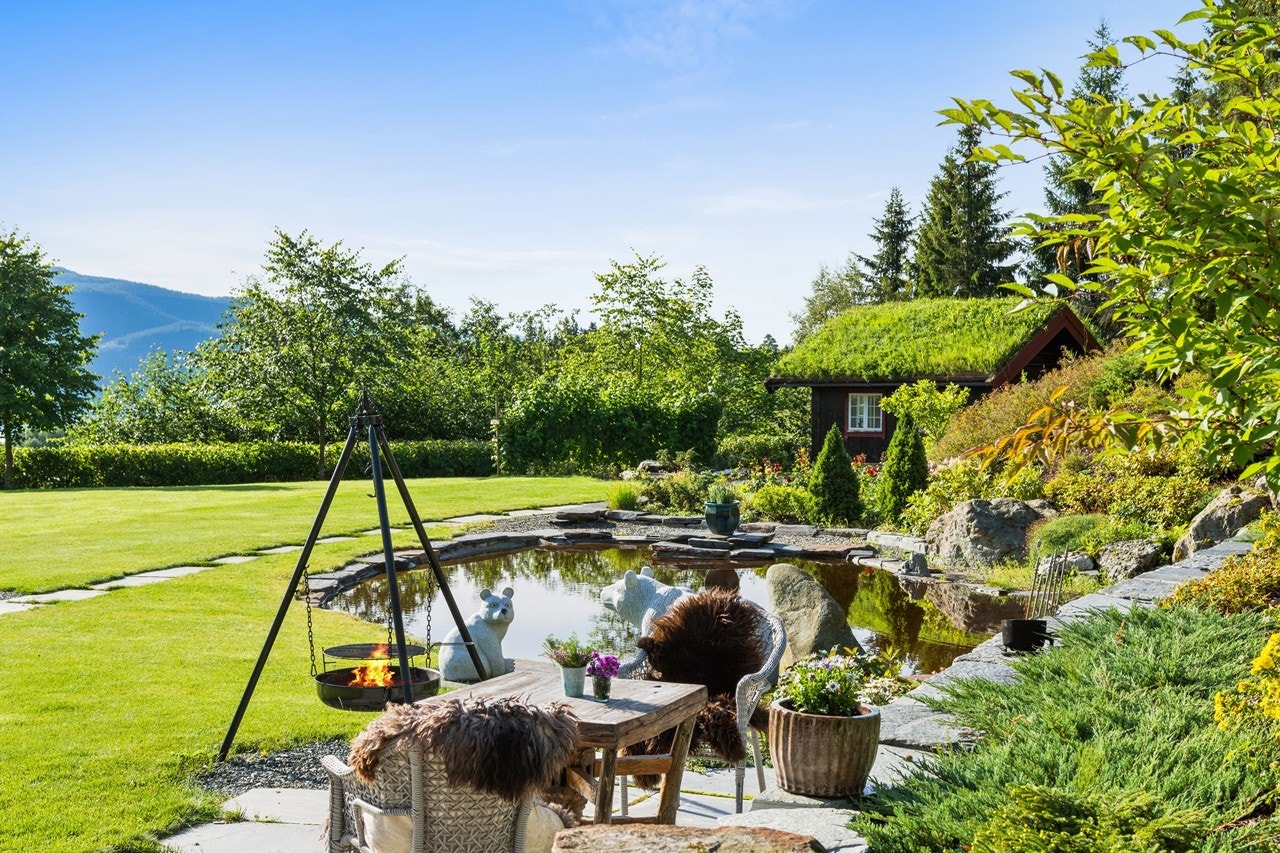 Ved vannspeilet har du muligheten til å sette deg ned å nyte den totale stillheten og roen som er på eiendommen Galleribilde