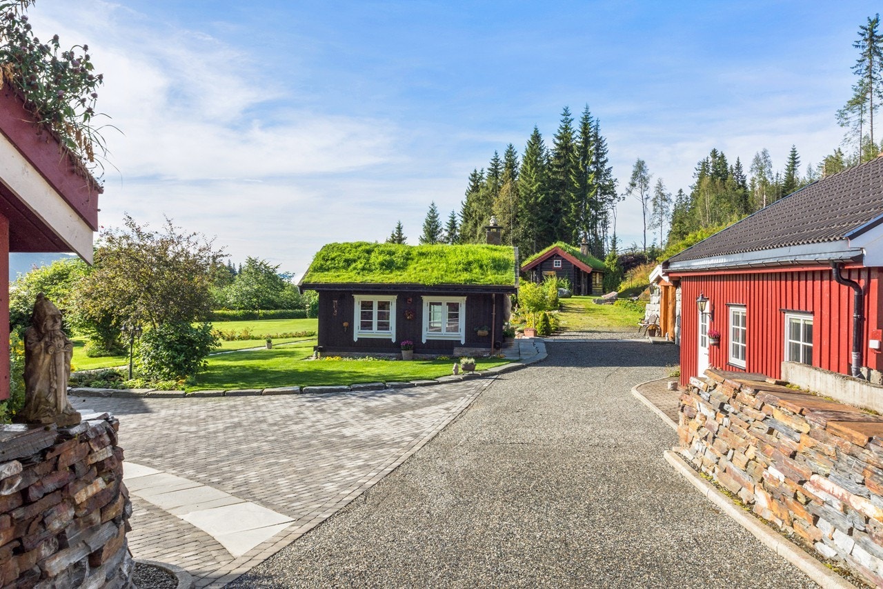 Sommeren 2017 ble det lagt beleggningsstein i hele gårdsplassen, for å gi eiendommen den siste utvendige finishen slik at alt skal være perfekt. Galleribilde