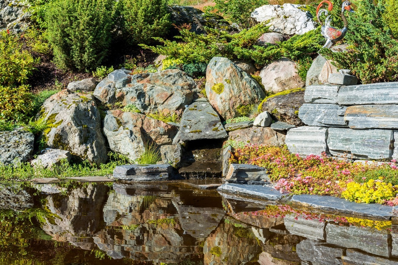 Selger har selv lagt om bekken for at den skal renne inn på plenen og danne dette flotte vannspeilet Galleribilde