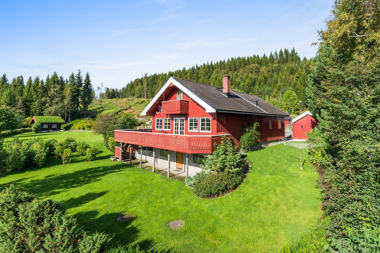 Eiendommen ligger majestetisk plassert i enden av Klungveien Galleribilde