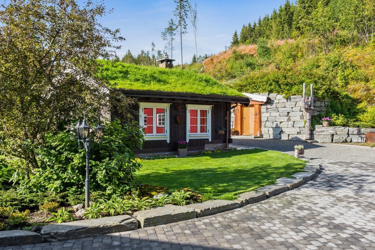 Omtrent midt på tomta finner du det kanskje flotteste bygget, nemlig baksthuset Galleribilde