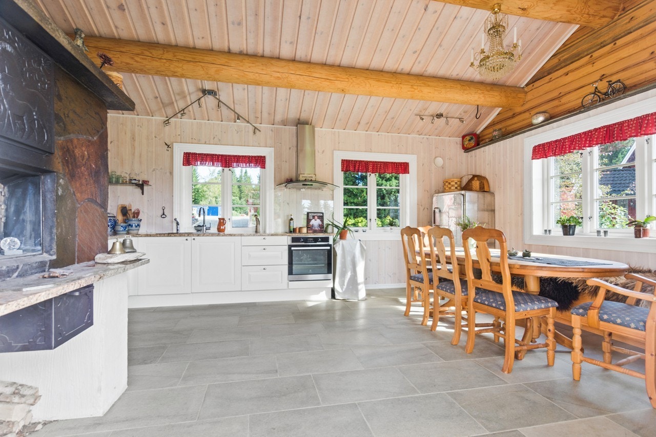 Baksthuset er et ypperlig samlested å be inn storfamilien til juleverksted, eller dandere mat til store grillselskap ute i hagen Galleribilde