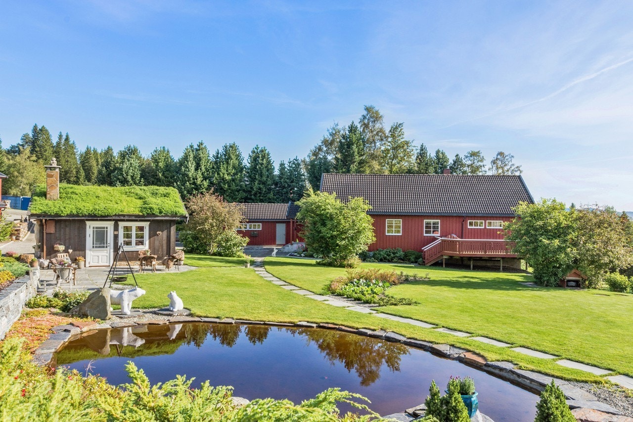 Baksthuset her ved vannspeilet er oppført med støpt plate på mark, yttervegger er i tre og stavlaft og utvendige fasader er i laft og stående trekledning. Galleribilde