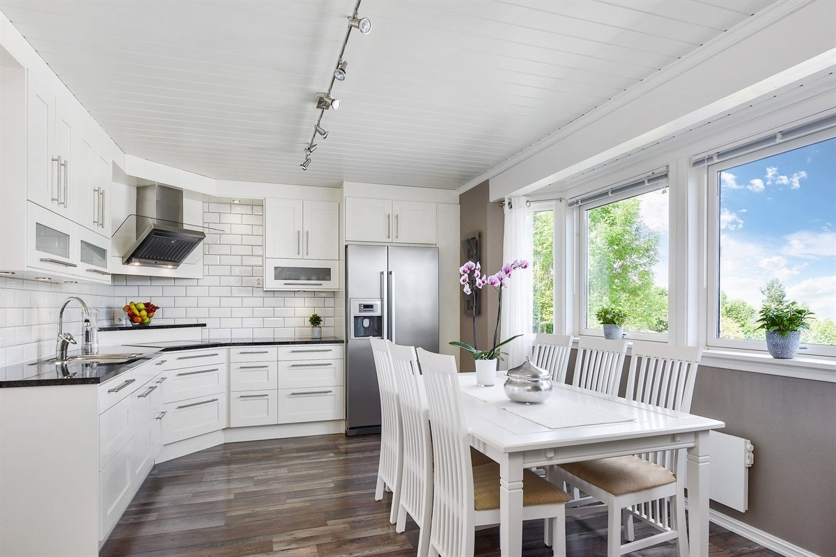 Kjøkkenet er elegant og stilrent, samt praktisk designet med god benke- og lagringsplass. Galleribilde