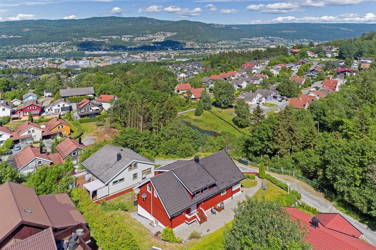Boligen ligger på en solrik og pent opparbeidet tomt med hage. Galleribilde