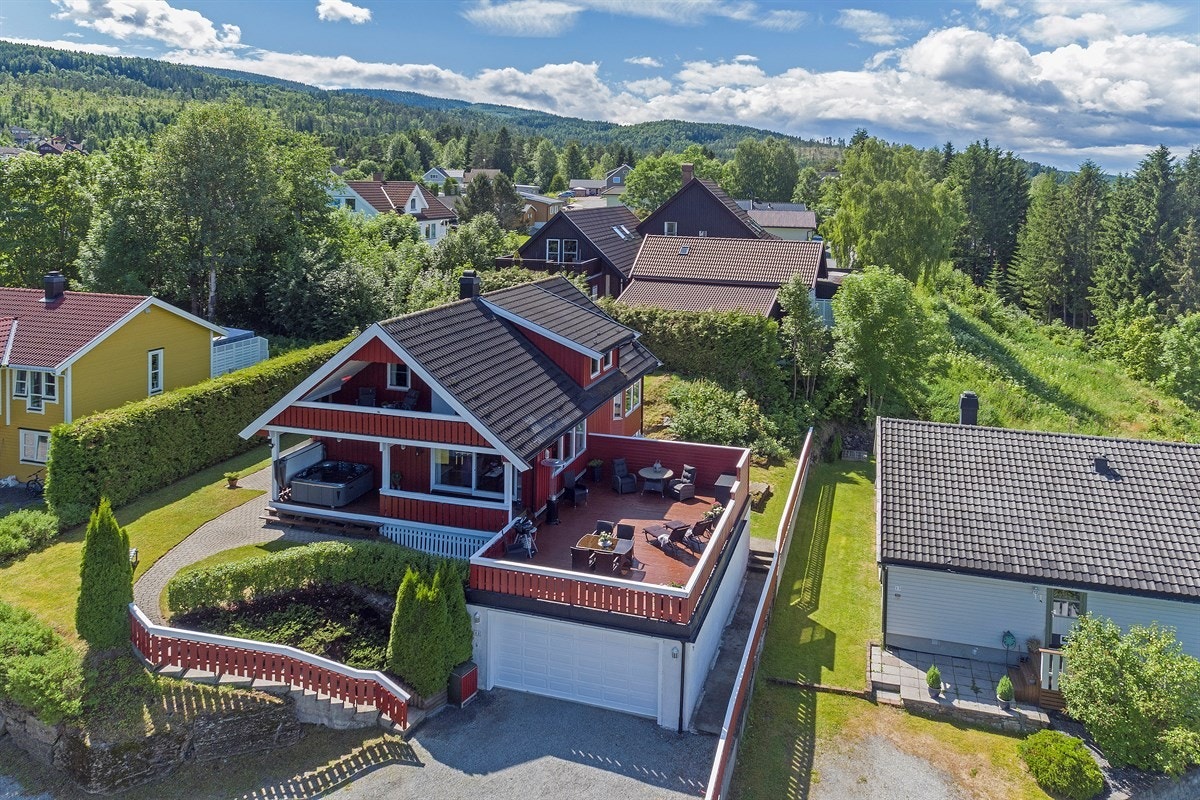 Privatmegleren ved John Granly Steen og Jørgen Braathen Becher har gleden av å presentere denne svært tiltalende og familievennlig enebolig over 3 plan m/utleiedel beliggende på Åsen i Mjøndalen. Galleribilde