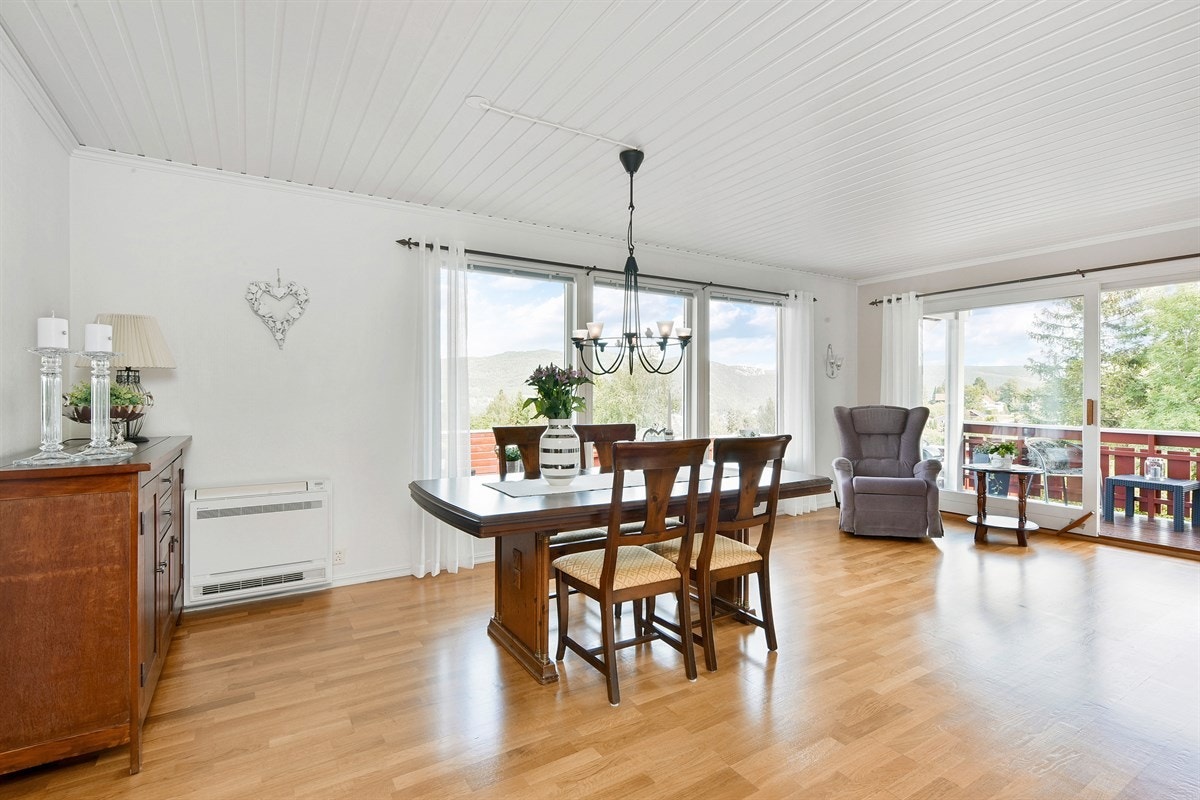 Stuen er holdt i pene farger med lysmalte vegger og gulv lagt med parkett. Galleribilde