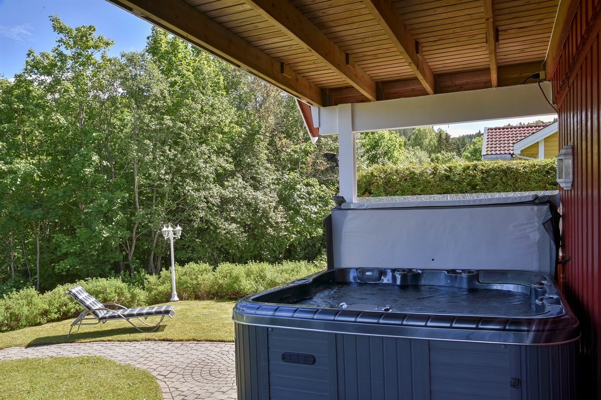 På verandaen er det også satt inn et jacuzzi, for litt ekstra luksus i hverdagen. Galleribilde