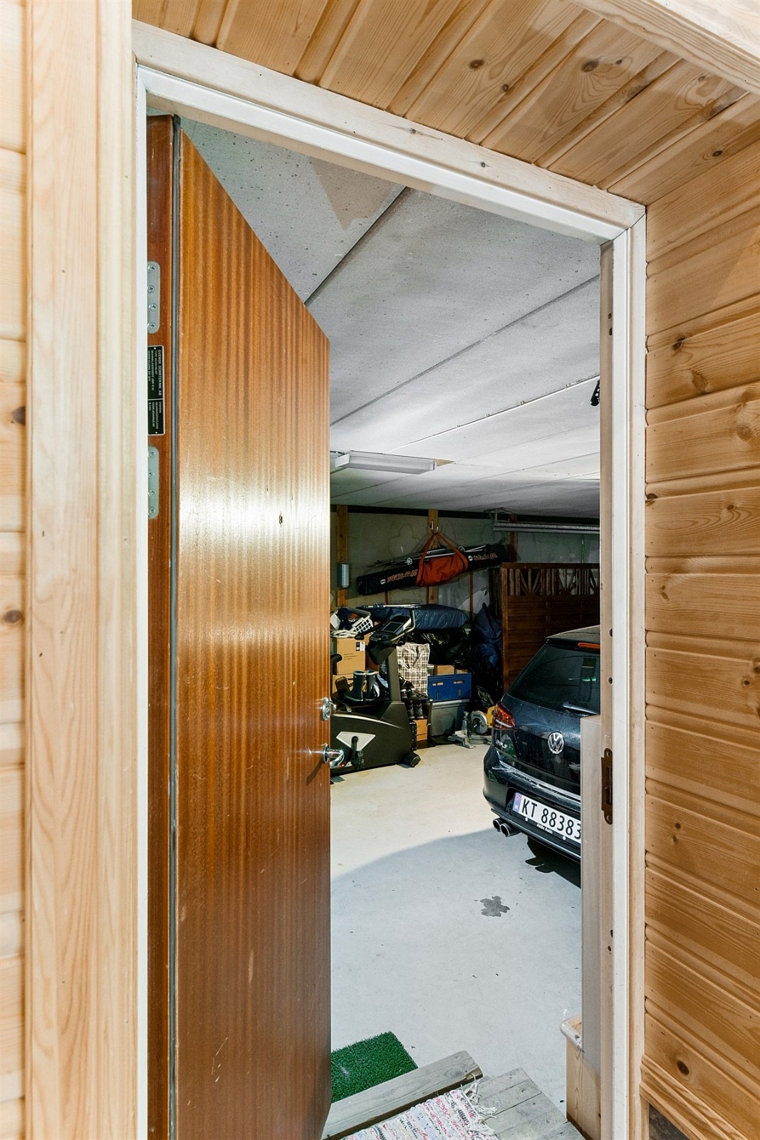 Det er god plass til oppbevaring i garasjen med direkte tilgang fra boligen. Galleribilde