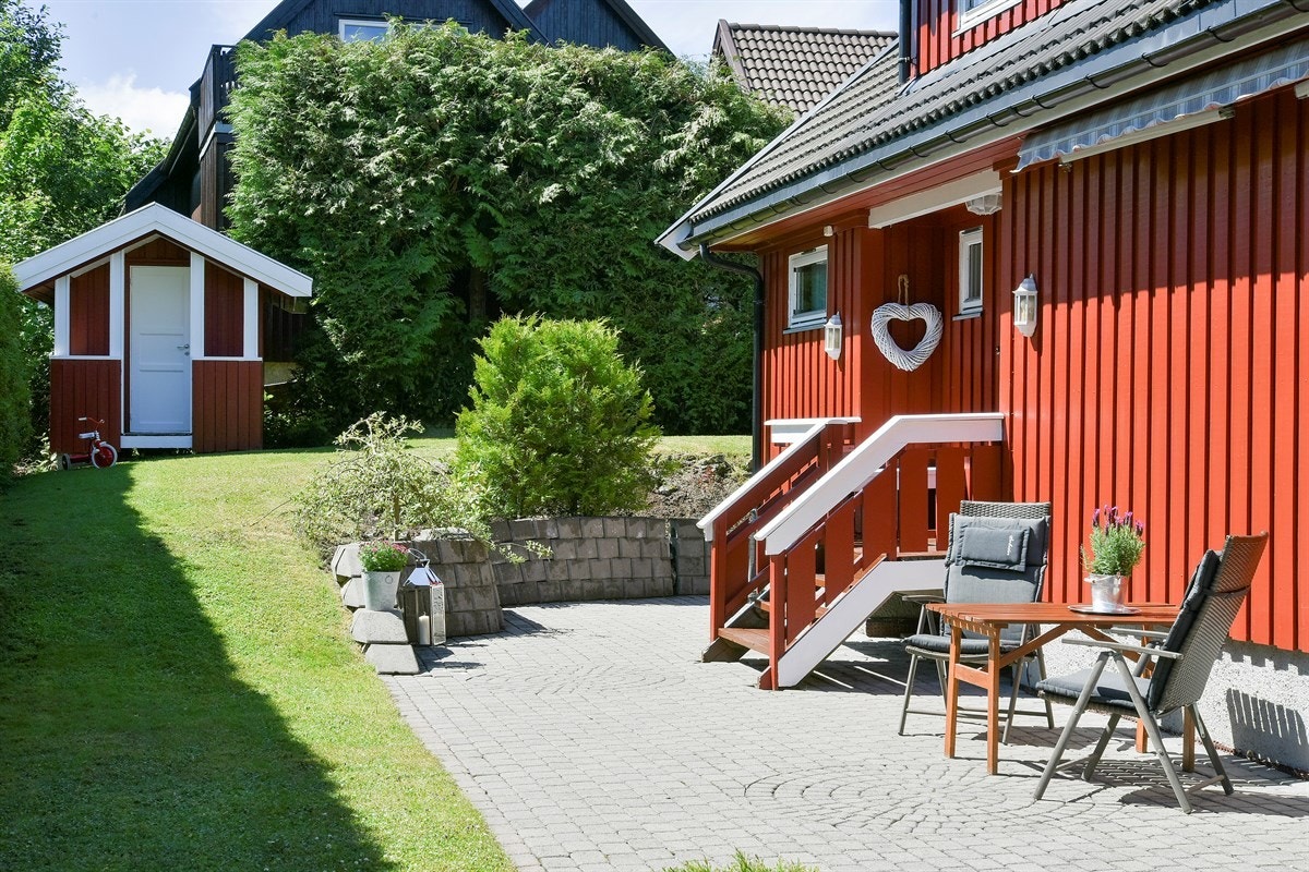 Det er god muligheter for koselig og fine sittegrupper ved uteområdene til boligen. Galleribilde