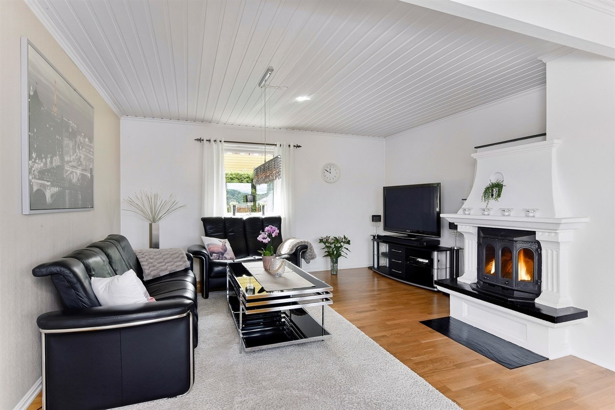 Rommet er også utstyrt med en deilig peis med innsats for ekstra varme og hygge. Galleribilde