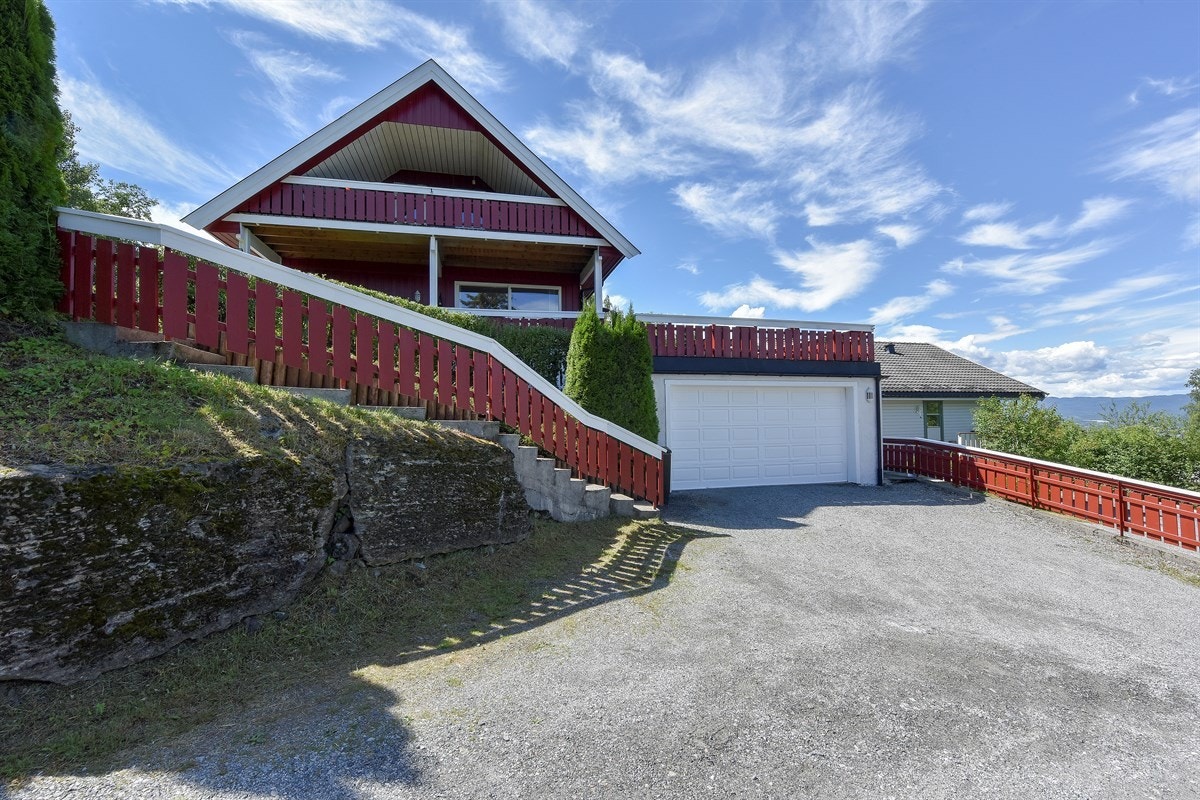 For parkering har eiendommen en dobbel garasje samt p-plasser på egen tomt. Galleribilde