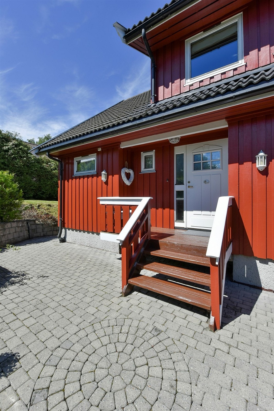 Boligen har adkomst via et overbygd inngangsparti med trapp. Galleribilde