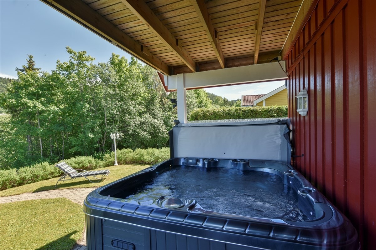Stor terrasse med jacuzzi og herlig utsikt. Galleribilde
