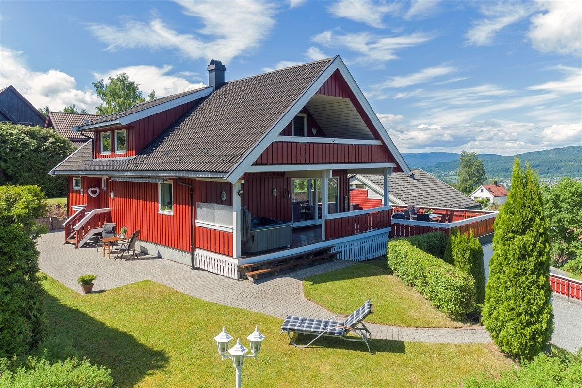 Dette en bolig hvor det er enkelt å finne solen og nyte de fine sommerdagene. Galleribilde