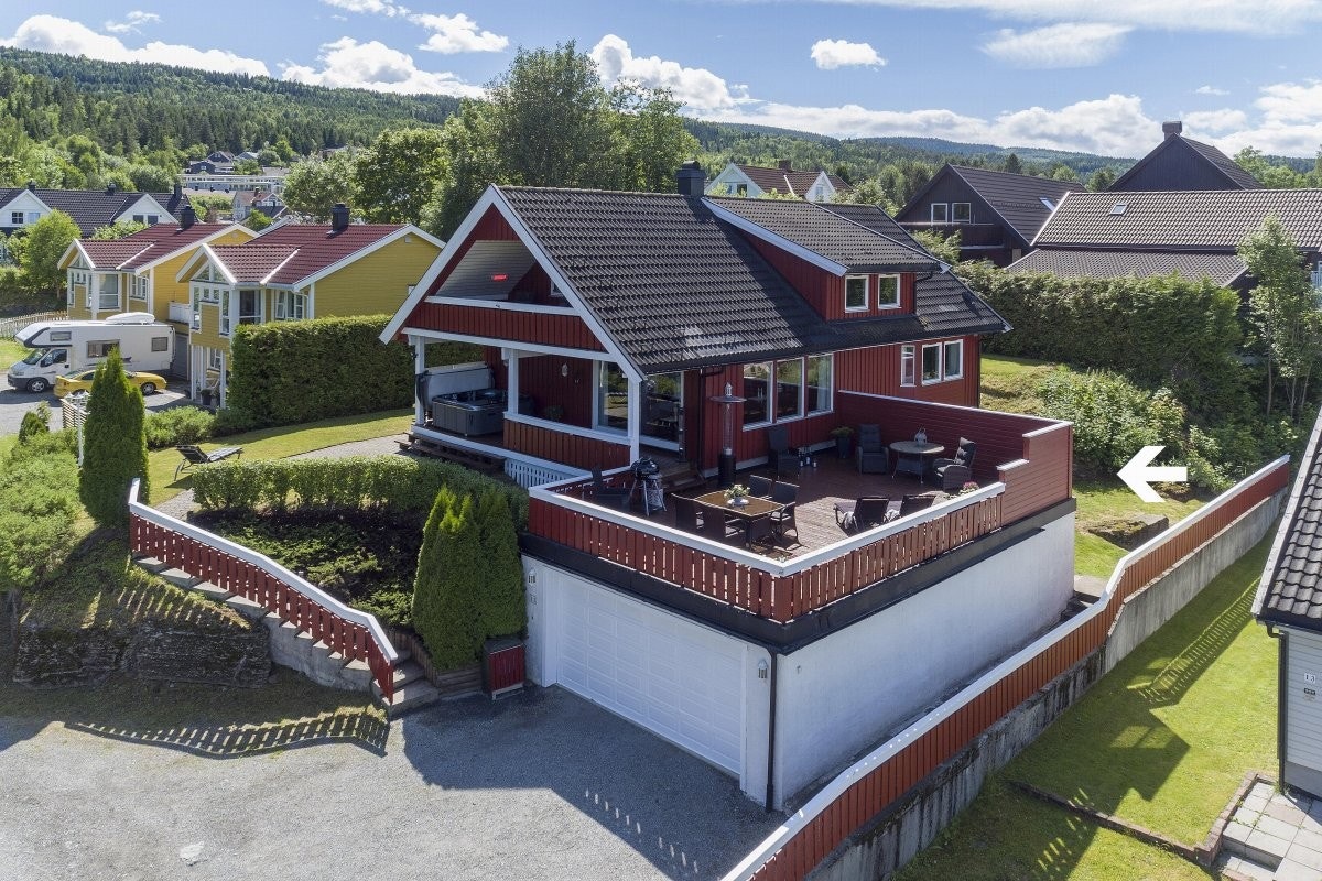 Boligen har egen inngang til hybelen avskjermet fra hoveddelen. Dette fører til at man kan få gode leieinntekter uten å føle at man bor ovenpå hverandre. Galleribilde