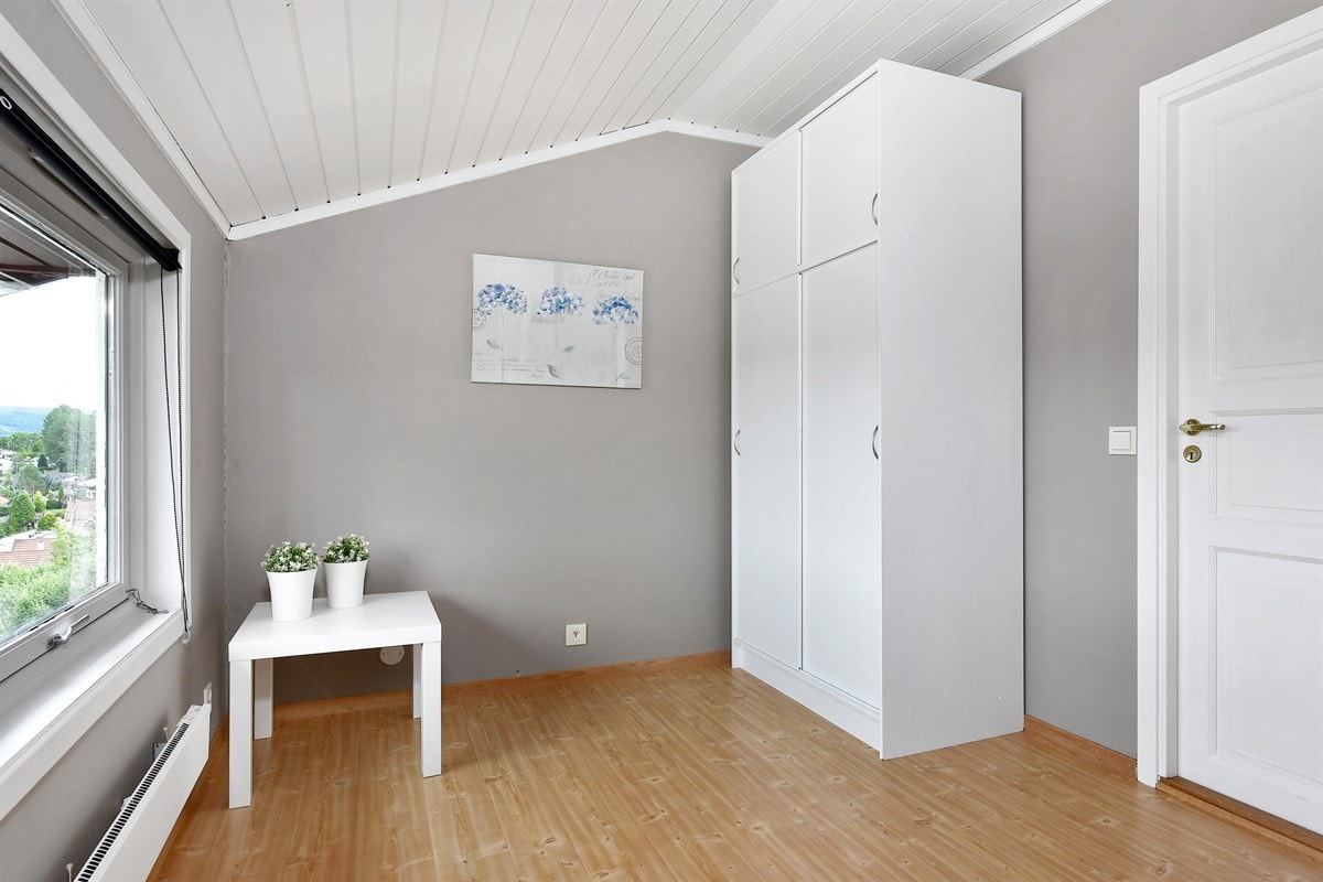 Soverom 1. Boligen har for øvrig god lagringsplass med blant annet skyvedørsgarderobe i entré, bod og kott i første etasje og et uisolert lagringsloft. Galleribilde