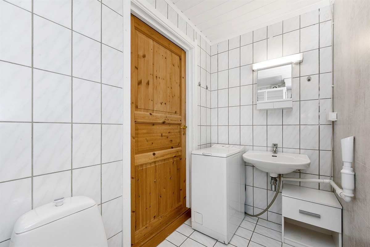Bad i hybelen har opplegg for vaskemaskin. Galleribilde