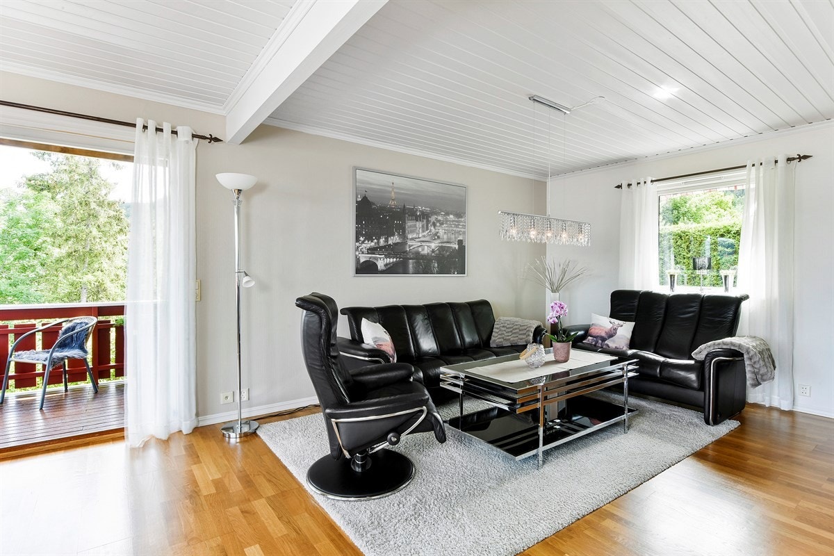 Stuen har en praktisk vinkelform som gir god plass til både stort spisebord og sofaløsning med tilhørende møblement. Galleribilde