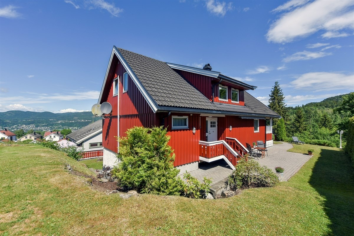 Eneboligen ligger i et rolig og barnevennlig boligområde i Åsen i Mjøndalen, i Nedre Eiker kommune. Fra boligen er det kort gangavstand til skole og barnehage, samt offentlig kommunikasjon. Galleribilde
