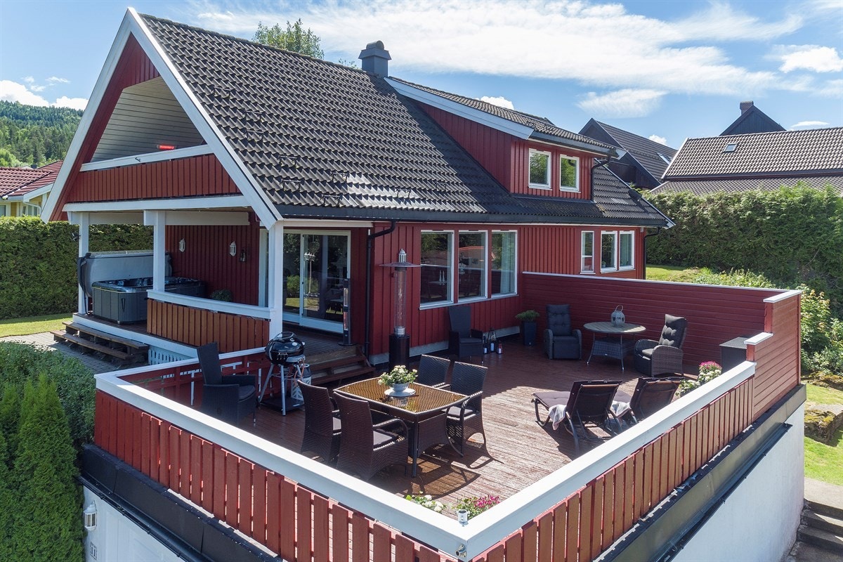Eneboligen har flere flotte uteplasser, blant annet en stor og solrik utsiktsterrasse utstyrt med jacuzzi. Galleribilde