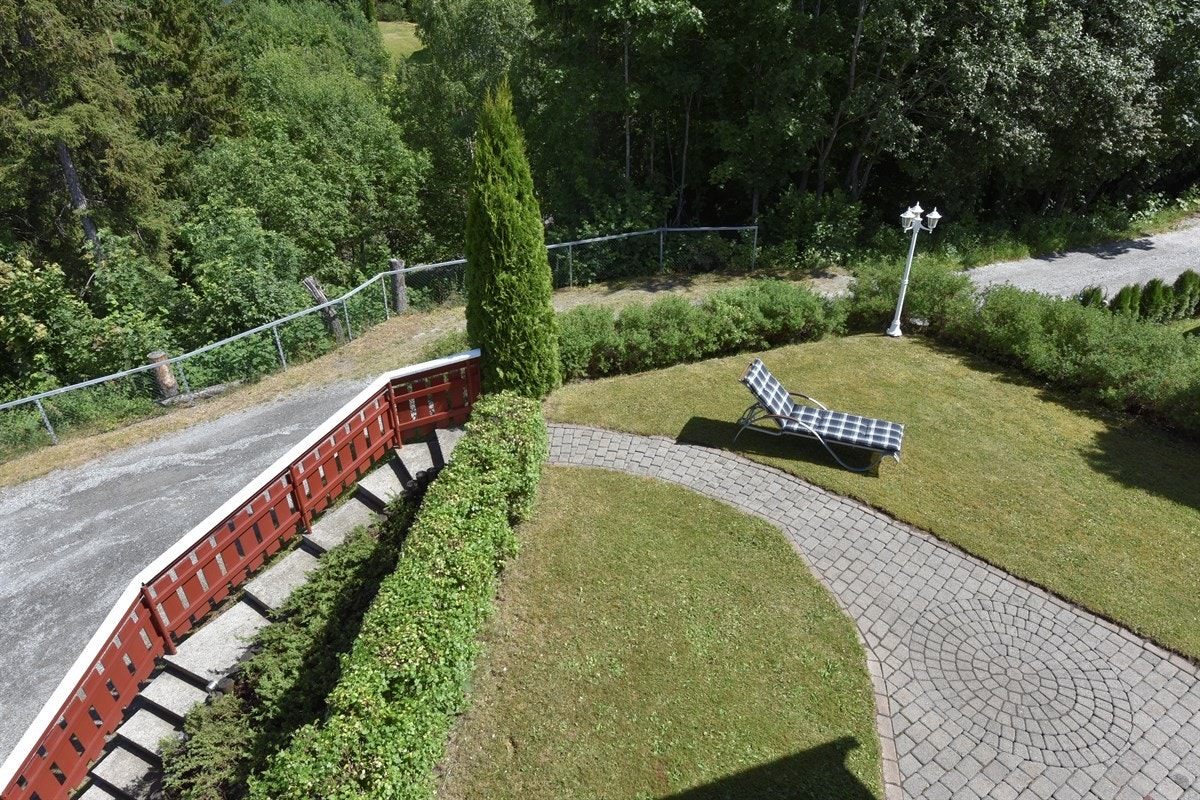 Hybelen har egne bilopstillingsplasser langs gjerdet på egen tomt. Galleribilde