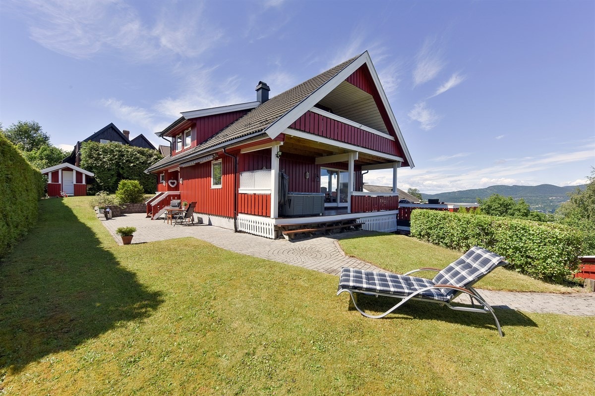 Her finner du også Stamina treningssenter. Videre har Eiker Golfklubb har 9-hulls bane på Portåsen. Galleribilde