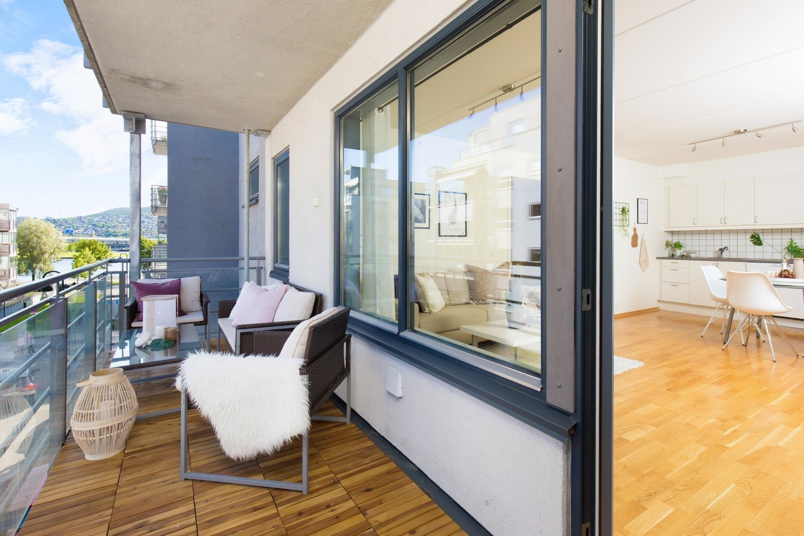 Boligen ligger passe skjermet fra trafikk, men har fremdeles sikret den flotte elveutsikten fra balkongen. Galleribilde