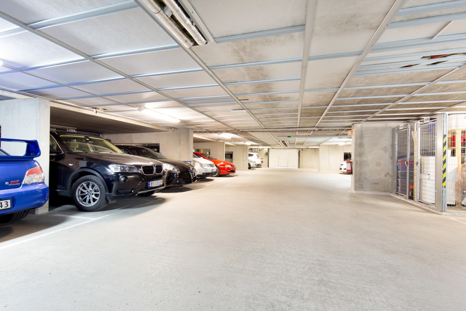 Garasje i kjeller med heis opp til leilighetsplan. Liten sportsbod i bakkant av garasjeplassen, samt ekstra bod. Galleribilde