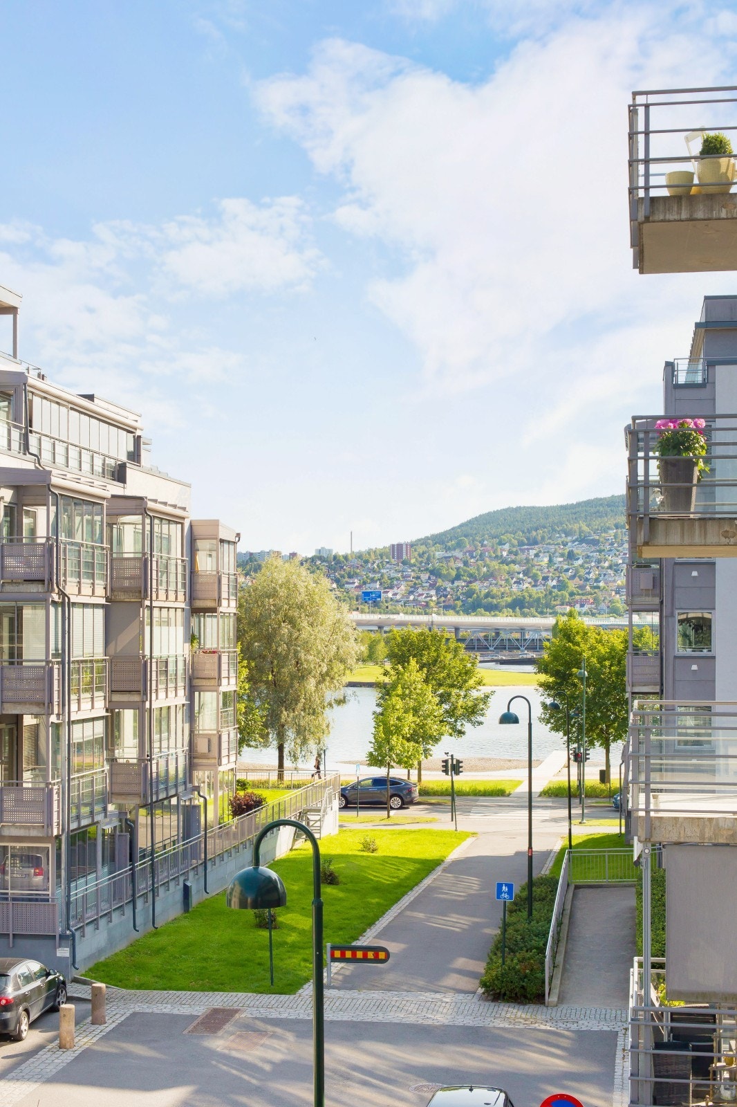 Med elvepromenaden som nær nabo. Galleribilde