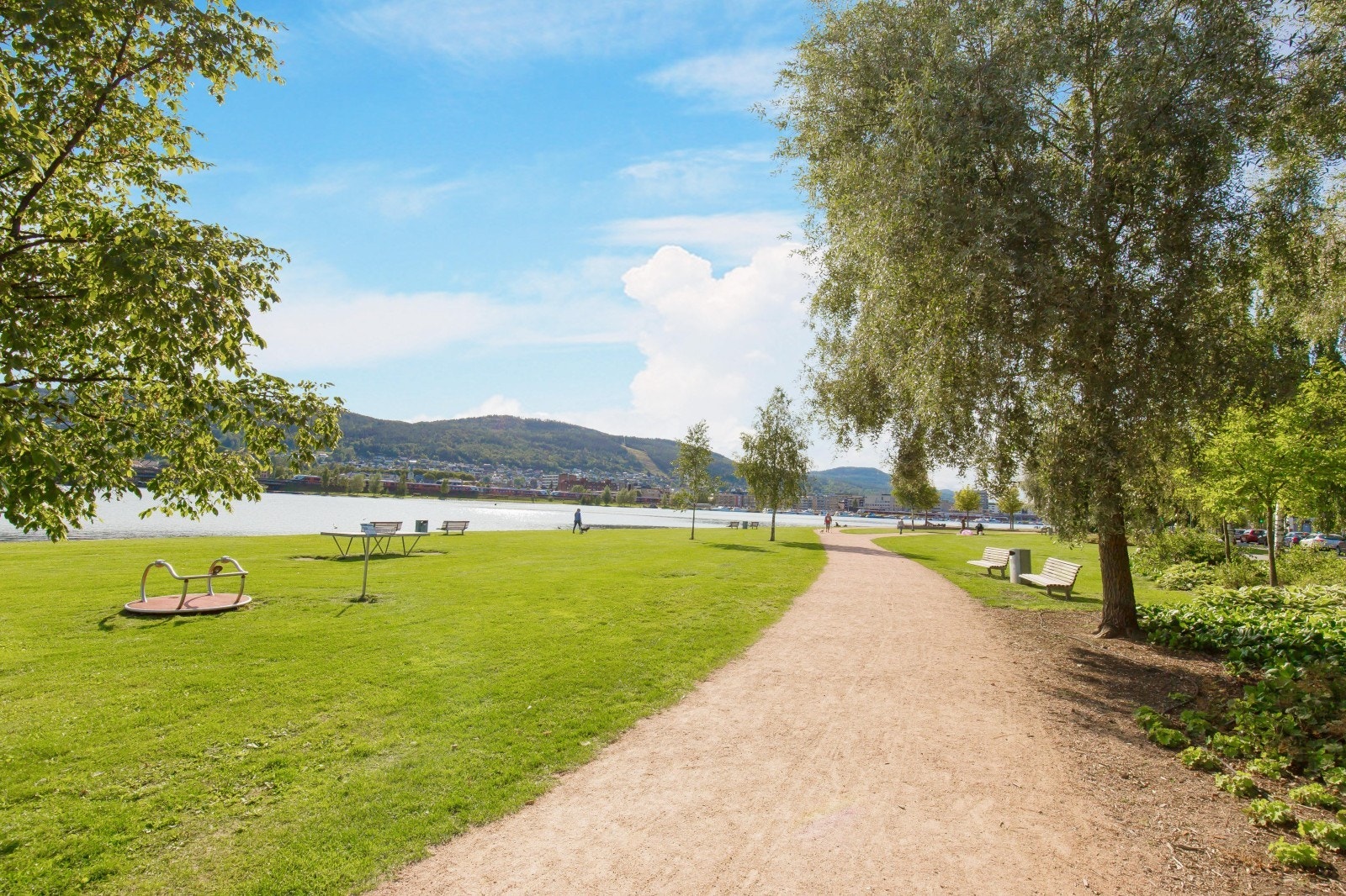 Flotte områder langs elvebredden med turstier og bystrand og parkmessige opparbeidede grøntarealer. Galleribilde