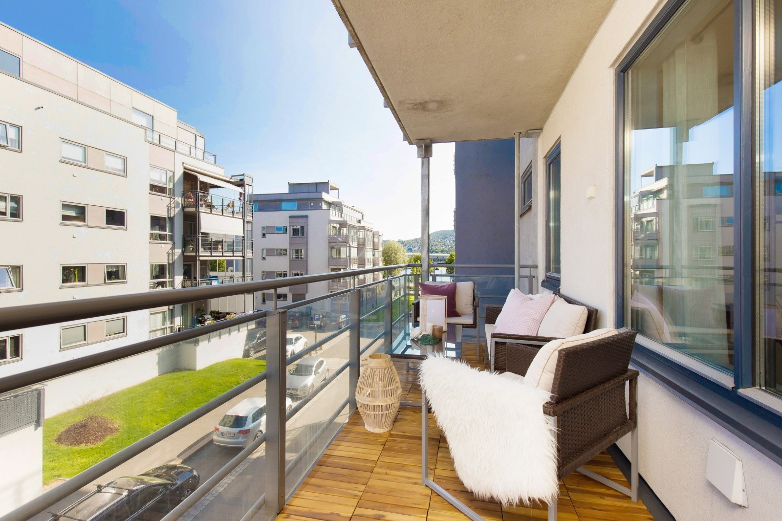 Boligen ligger passe skjermet fra trafikk, men har fremdeles sikret den flotte elveutsikten fra balkongen. Galleribilde