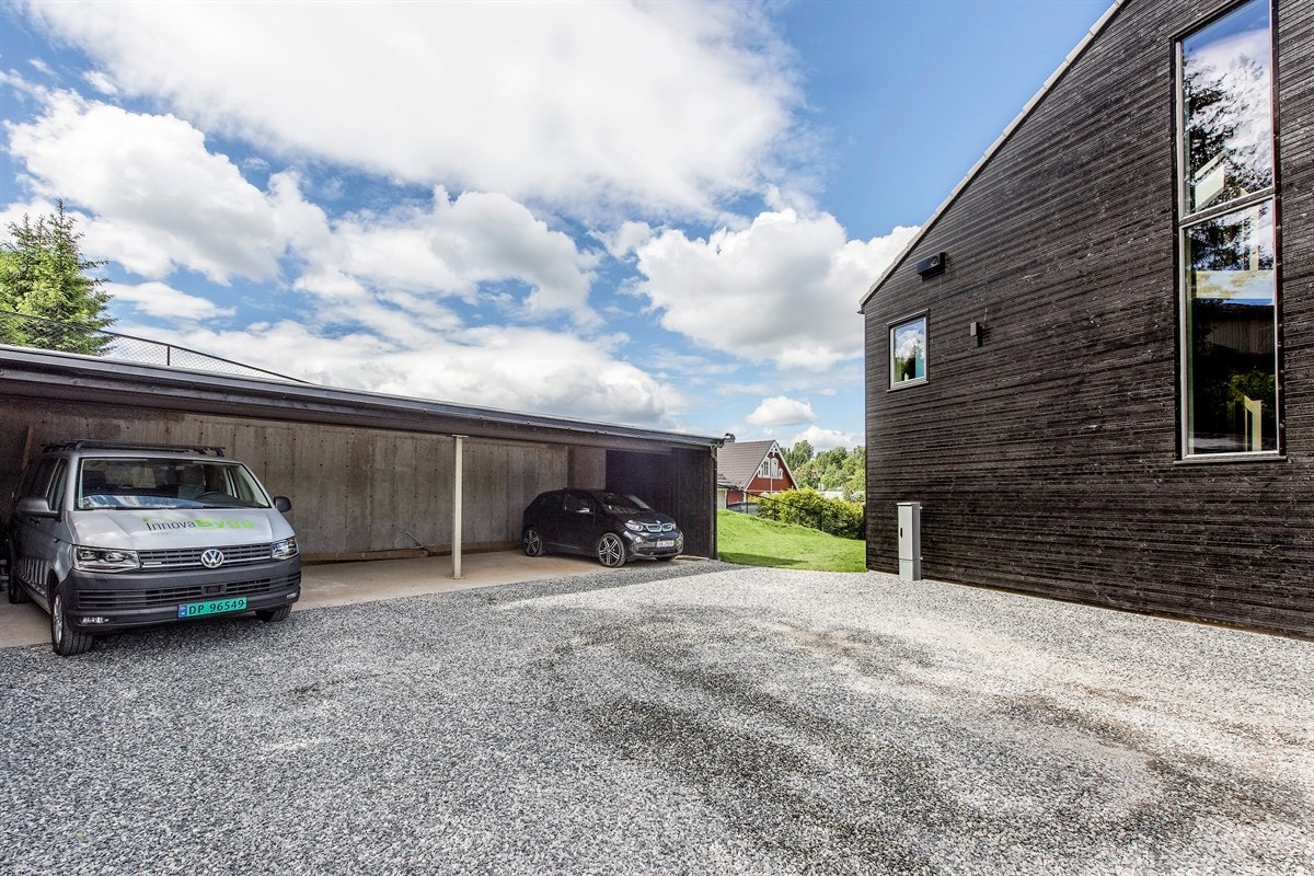 Carport med god plass Galleribilde