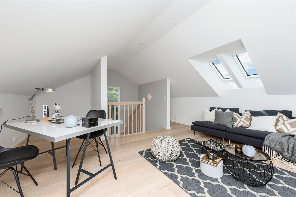 Romslig loftstue med god plass til sofa og stuebord Galleribilde