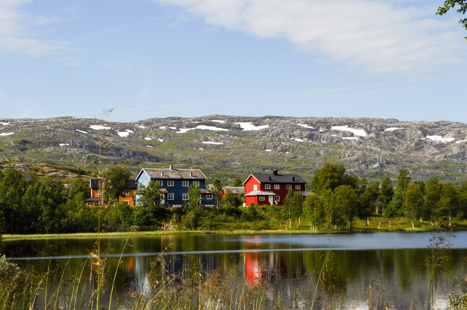 Etablert karakteristisk Skorovas bebyggelse med idyllisk beliggenhet ved Lille Skorovatn Galleribilde