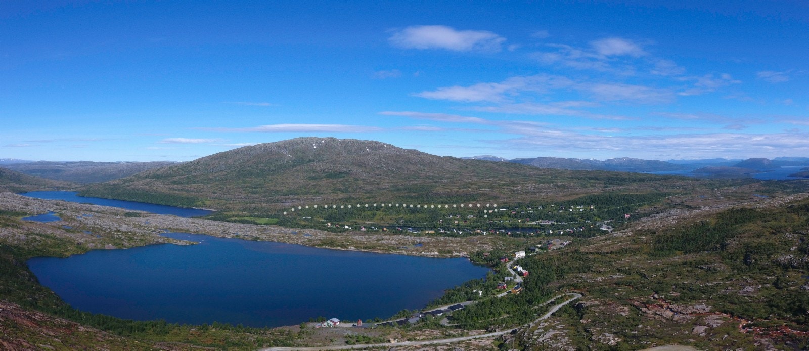 Utsikt mot Skorovas og Skorovasklumpen (935 moh) med fantastisk omkringliggende natur. Øvre del av tomteområdet er avmerket i bildet Galleribilde