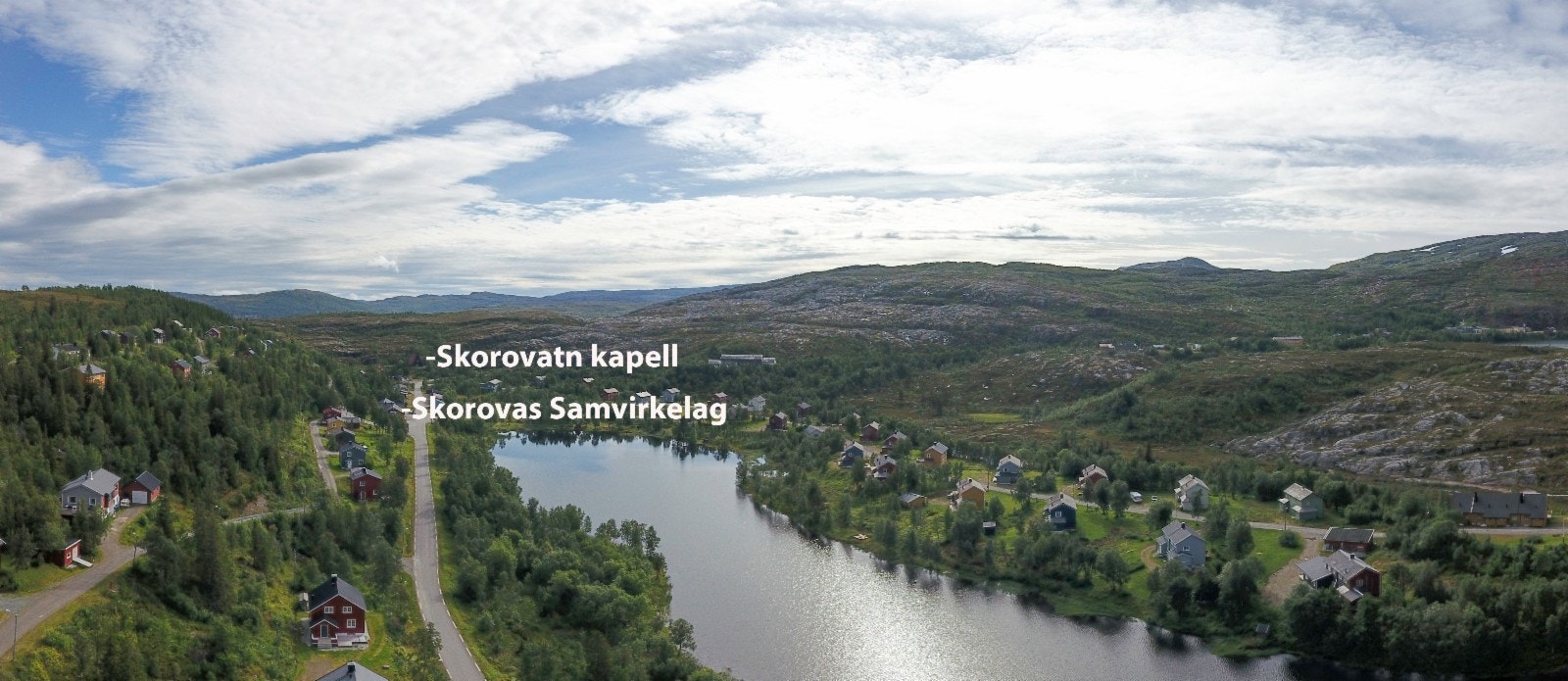 Skorovatn kapell, nærbutikken og den lokale puben Skjenkestova ligger få minutters gange fra de fleste tomtene Galleribilde