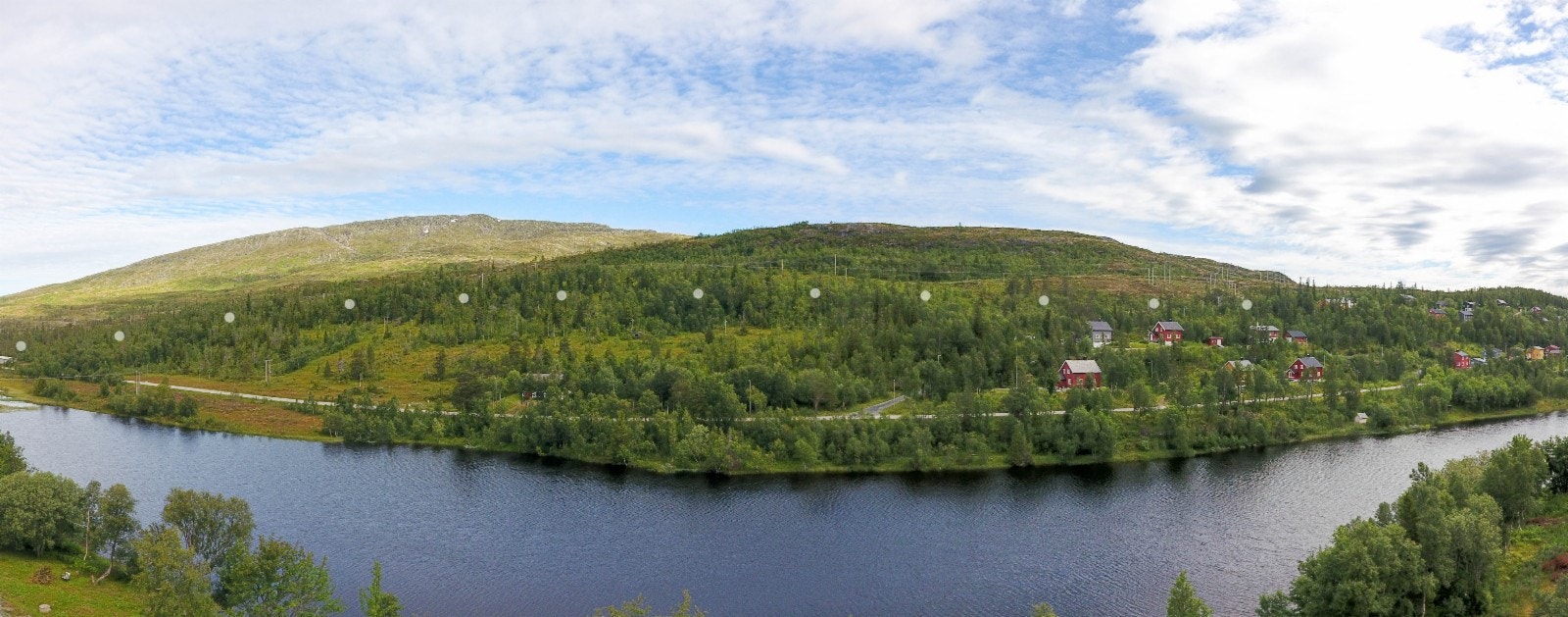 Skorovas ligger i urørt natur mellom tre nasjonalparker og med nærhet til en av Norges største innsjøer, Tunnsjøen Galleribilde