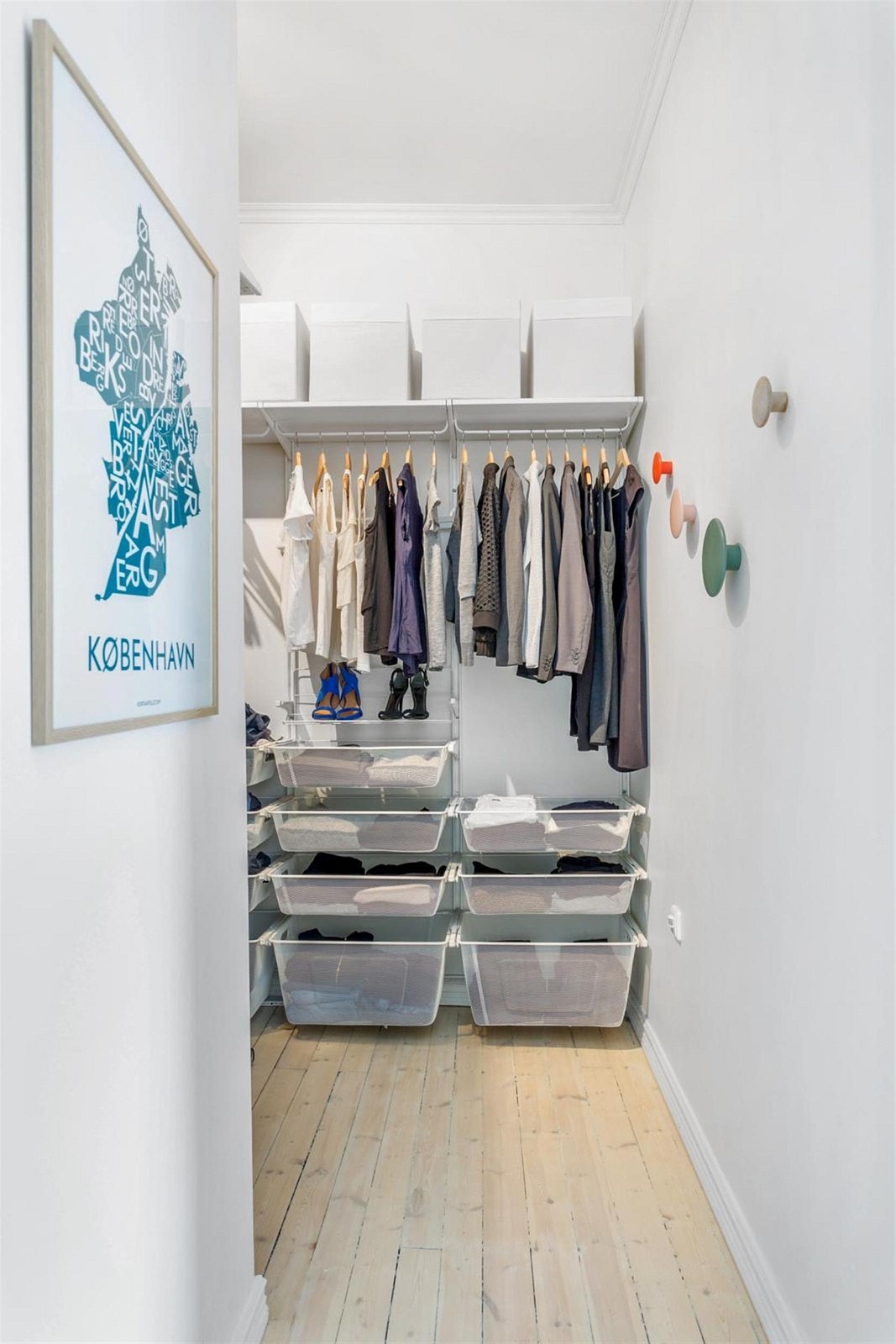 Inngang til walk-in-closet fra hovedsoverom Galleribilde