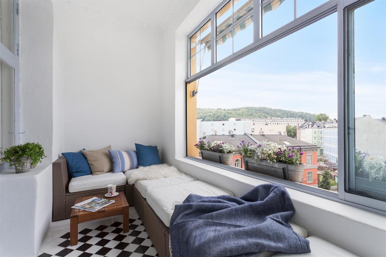 Innglasset balkong/vinterhage med skyvedør med utsikt Galleribilde