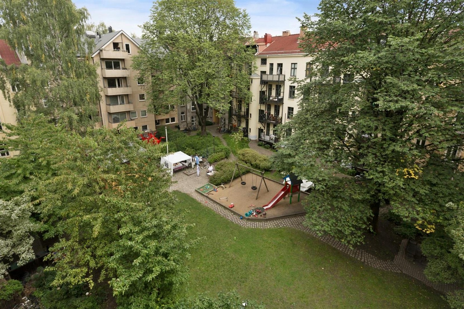 Hyggelig bakgård Galleribilde