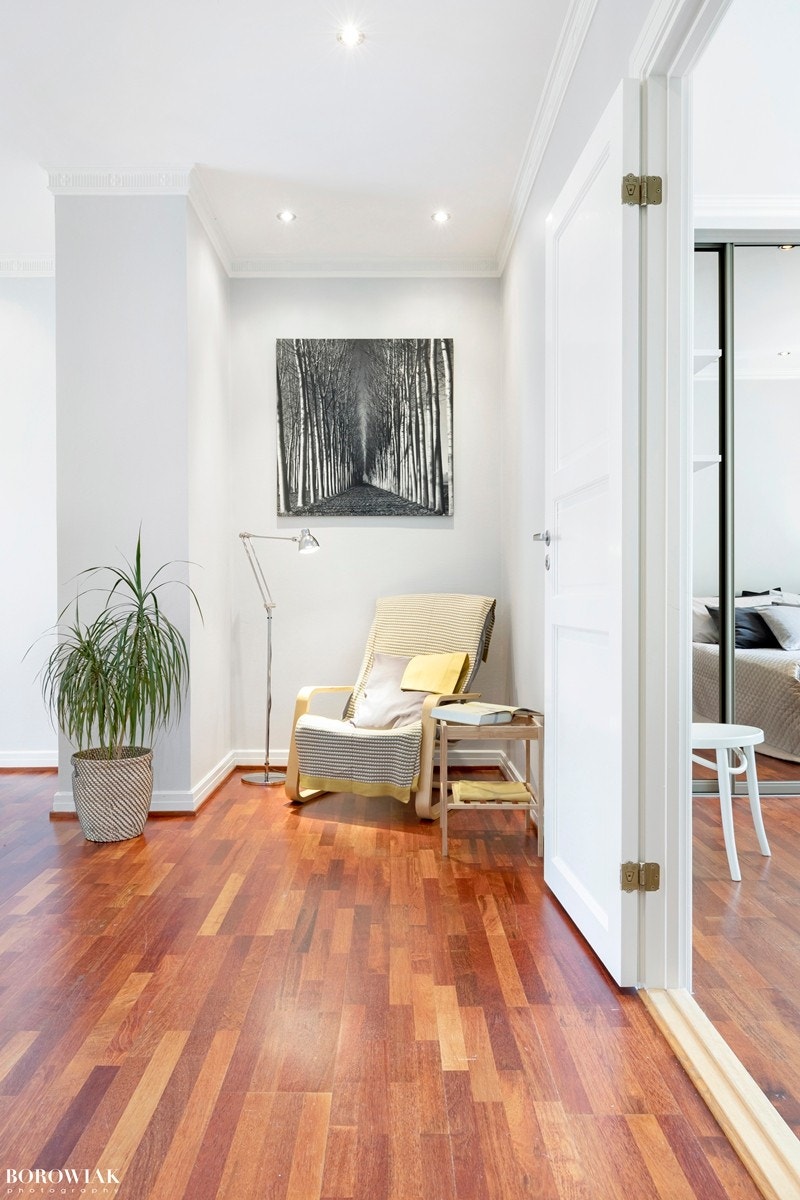 Smart planløsning gir godt med plass for både sofa, spisestue og en liten lesekrok/kontorplass uten at romfølelsen settes på spill. Galleribilde