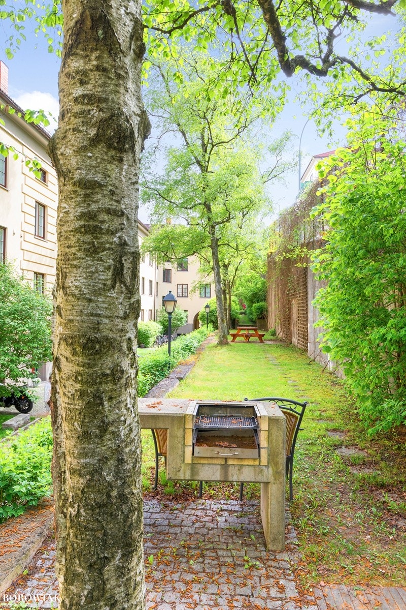 Fellesarealet har også hyggelige sittebenker med utegrill, lekeplass og sykkelboder Galleribilde