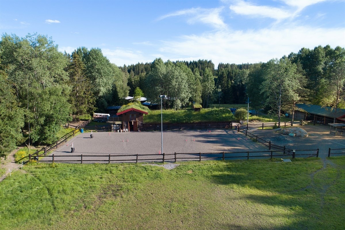 Egen ridebane. ca 25 x 40 m Galleribilde