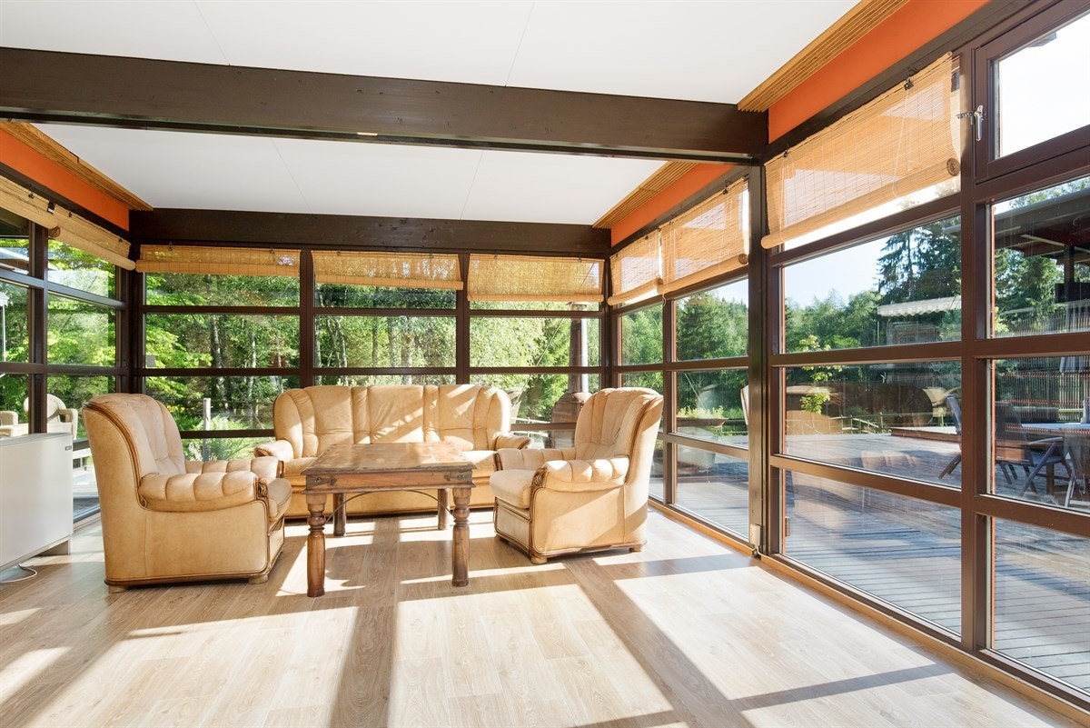 Stue med store vindusflater Galleribilde