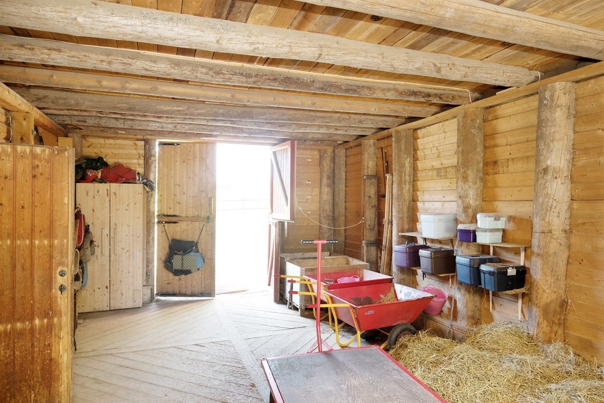 Eiendommen har rikelig med lagringsplass Galleribilde